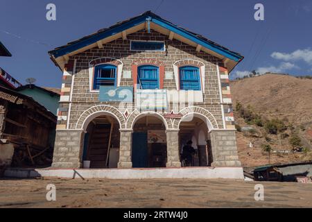 30. November 2022. Tehri Garhwal, Uttarakhand Indien. Ein Postamt in Uttarakhand verbindet auf harmonische Weise traditionelles Design mit modernem Baumetho Stockfoto