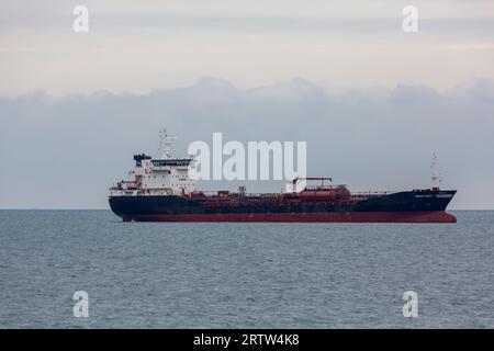 Mona Swan Chemical Tanker im September auf See in Solent, Hampshire, Vereinigtes Königreich Stockfoto