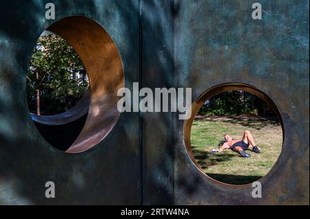 London, Großbritannien. September 2023. Das Spätsommerwetter an der Seite von Dame Barbara Hepworth's Three Obliques (Walk in) (Schätzung: £ 6.000.000-9.000.000) führt am 18. Oktober in Christies, London, den Modern British and Irish Art Evening Sale an. Das Werk wurde 1969 konzipiert und in einer limitierten Auflage von nur 2 und mehr einer Künstlerbesetzung gegossen. Es wurde am St. James's Square installiert und ist vom 15. September bis 18. Oktober zu sehen. Guy Bell/Alamy Live News Stockfoto