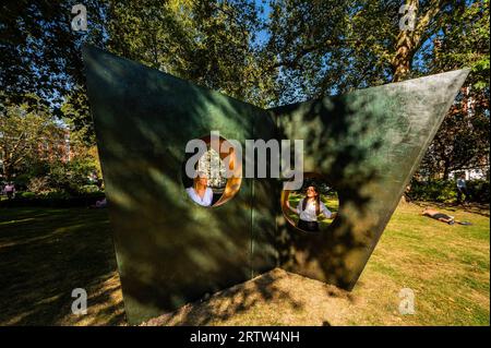 London, Großbritannien. September 2023. Dame Barbara Hepworth's Three Obliques (Walk in) (Schätzung: £ 6.000.000-9.000.000) führt die Modern British and Irish Art Evening Sale am 18. Oktober in Christies, London an. Das Werk wurde 1969 konzipiert und in einer limitierten Auflage von nur 2 und mehr einer Künstlerbesetzung gegossen. Es wurde am St. James's Square installiert und ist vom 15. September bis 18. Oktober zu sehen. Guy Bell/Alamy Live News Stockfoto