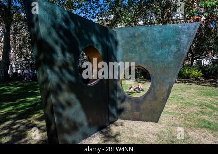 London, Großbritannien. September 2023. Dame Barbara Hepworth's Three Obliques (Walk in) (Schätzung: £ 6.000.000-9.000.000) führt die Modern British and Irish Art Evening Sale am 18. Oktober in Christies, London an. Das Werk wurde 1969 konzipiert und in einer limitierten Auflage von nur 2 und mehr einer Künstlerbesetzung gegossen. Es wurde am St. James's Square installiert und ist vom 15. September bis 18. Oktober zu sehen. Guy Bell/Alamy Live News Stockfoto