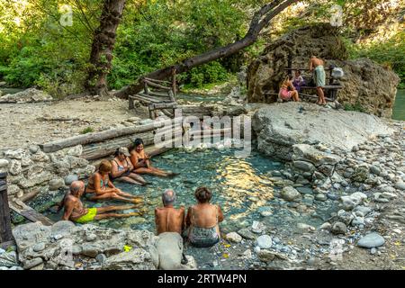 Ältere Menschen und Familien baden in den Thermal- und Schwefelquellen von Lu Vurghe bei Acquasanta Terme. Provinz Ascoli Piceno, Region Marken Stockfoto