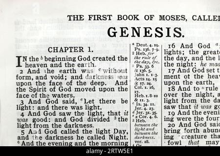 Nahaufnahme des ersten Kapitels der heiligen Bibel Genesis, am Anfang schuf Gott Himmel und Erde, christentum Stockfoto
