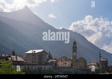 Blick auf die Skyline des Dorfes Cogne mit der Kirche, im Nationalpark Gran Paradiso, Aosta-Tal, Italien Stockfoto