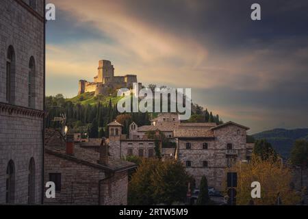 Festung Rocca Maggiore bei Sonnenuntergang. Assisi, Provinz Perugia, Region Umbrien, Italien. Stockfoto