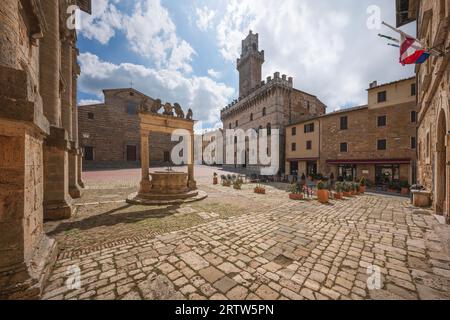 Piazza Grande, der Brunnen und Palazzo Comunale, Rathaus von Montepulciano. Niemand auf dem Platz, Val di Chiana oder Valdichiana Gebiet, Tuscany regio Stockfoto