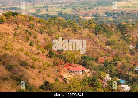 Afrikanische Landschaften mit Häusern und landwirtschaftlichen Betrieben in den Uluguru-Bergen, Tansania Stockfoto