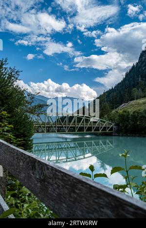 Eine vertikale Brücke auf einem Fluss in grünen Bergen Stockfoto