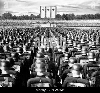 1936 deutsche Truppen in Reihen während einer Nürnberger Kundgebung, auch bekannt als Reichsparteitag, einer Reihe von Feierlichkeiten, die von der NSDAP in Deutschland koordiniert wurden. Stockfoto