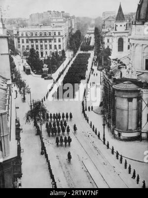 Nach der Invasion Polens flog Adolf Hitler am 5. Oktober 1939 nach Warschau, um bei einem vormarsch seiner siegreichen Armee den Gruß zu nehmen. Obwohl Truppen die Straßen säumten, um die Massen in Schach zu halten, blieb die lokale Bevölkerung drinnen, daher die leeren Straßen. Stockfoto