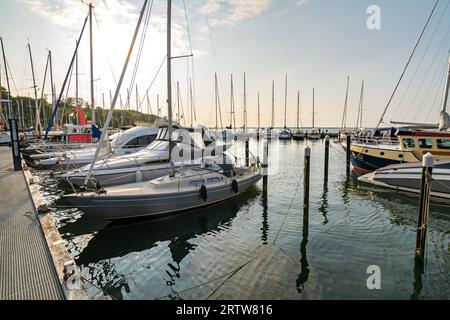 Segelboote in einem Jachthafen (Langballigau) bei Sonnenuntergang an der Ostsee in Norddeutschland Stockfoto