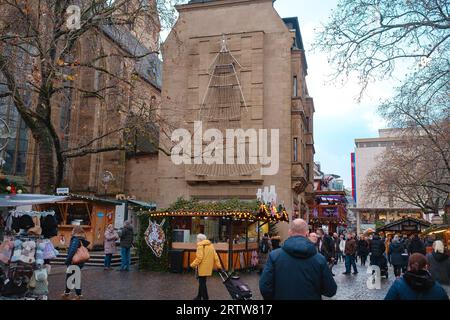 Dortmund. DEUTSCHLAND. 13. DEZEMBER 2022 Der Weihnachtsmarkt-Geist. Feiertage feiern. Lichter, Karussell, kleine Häuser auf dem Markt im Stadtzentrum mit einer fantastischen Auswahl an Speisen. Stockfoto