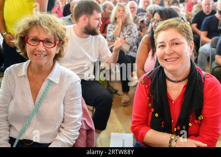 Le Plessis Pate, Frankreich. September 2023. Der kommunistische Senator Laurence Cohen und der Sprecher des Kurdischen Demokratischen Rates in Frankreich Berivan Firat nahmen am 10. September 2022 an einem Vorgeschmack auf das jährlich stattfindende „Fete de l’Humanite“-Musikfestival Teil, das von der französischen kommunistischen Zeitung L’Humanite in Le Plessis-Pate im Süden von Paris organisiert wurde. Foto: Pierrick Villette/ABACAPRESS.COM Abaca Press/Alamy Live News Stockfoto