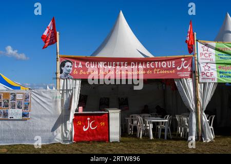 Le Plessis Pate, Frankreich. September 2023. Die Stände werden für das jährliche Festival „Fete de l’Humanite“ vorbereitet, das am 10. September 2022 von der französischen kommunistischen Zeitung L’Humanite in Le Plessis-Pate im Süden von Paris organisiert wird. Foto: Pierrick Villette/ABACAPRESS.COM Abaca Press/Alamy Live News Stockfoto