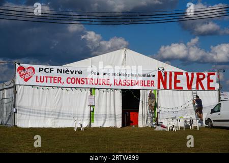 Le Plessis Pate, Frankreich. September 2023. Die Stände werden für das jährliche Festival „Fete de l’Humanite“ vorbereitet, das am 10. September 2022 von der französischen kommunistischen Zeitung L’Humanite in Le Plessis-Pate im Süden von Paris organisiert wird. Foto: Pierrick Villette/ABACAPRESS.COM Abaca Press/Alamy Live News Stockfoto