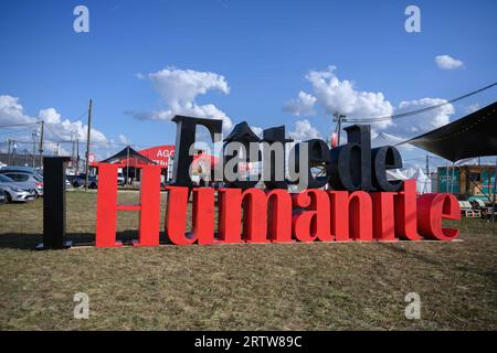 Le Plessis Pate, Frankreich. September 2023. Die Stände werden für das jährliche Festival „Fete de l’Humanite“ vorbereitet, das am 10. September 2022 von der französischen kommunistischen Zeitung L’Humanite in Le Plessis-Pate im Süden von Paris organisiert wird. Foto: Pierrick Villette/ABACAPRESS.COM Abaca Press/Alamy Live News Stockfoto