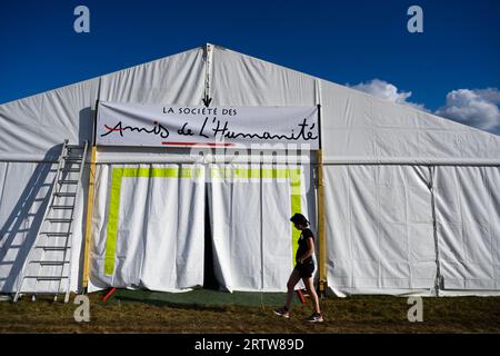 Le Plessis Pate, Frankreich. September 2023. Die Stände werden für das jährliche Festival „Fete de l’Humanite“ vorbereitet, das am 10. September 2022 von der französischen kommunistischen Zeitung L’Humanite in Le Plessis-Pate im Süden von Paris organisiert wird. Foto: Pierrick Villette/ABACAPRESS.COM Abaca Press/Alamy Live News Stockfoto