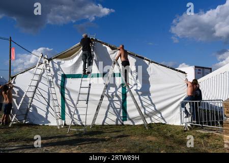 Le Plessis Pate, Frankreich. September 2023. Die Stände werden für das jährliche Festival „Fete de l’Humanite“ vorbereitet, das am 10. September 2022 von der französischen kommunistischen Zeitung L’Humanite in Le Plessis-Pate im Süden von Paris organisiert wird. Foto: Pierrick Villette/ABACAPRESS.COM Abaca Press/Alamy Live News Stockfoto