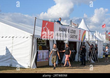 Le Plessis Pate, Frankreich. September 2023. Die Stände werden für das jährliche Festival „Fete de l’Humanite“ vorbereitet, das am 10. September 2022 von der französischen kommunistischen Zeitung L’Humanite in Le Plessis-Pate im Süden von Paris organisiert wird. Foto: Pierrick Villette/ABACAPRESS.COM Abaca Press/Alamy Live News Stockfoto