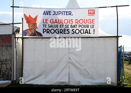 Le Plessis Pate, Frankreich. September 2023. Die Stände werden für das jährliche Festival „Fete de l’Humanite“ vorbereitet, das am 10. September 2022 von der französischen kommunistischen Zeitung L’Humanite in Le Plessis-Pate im Süden von Paris organisiert wird. Foto: Pierrick Villette/ABACAPRESS.COM Abaca Press/Alamy Live News Stockfoto