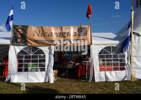 Le Plessis Pate, Frankreich. September 2023. Die Stände werden für das jährliche Festival „Fete de l’Humanite“ vorbereitet, das am 10. September 2022 von der französischen kommunistischen Zeitung L’Humanite in Le Plessis-Pate im Süden von Paris organisiert wird. Foto: Pierrick Villette/ABACAPRESS.COM Abaca Press/Alamy Live News Stockfoto