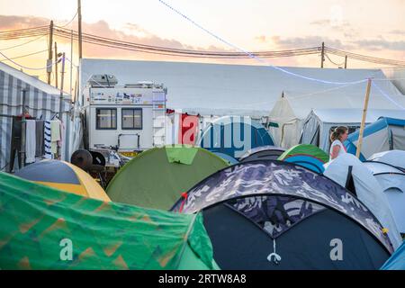 Le Plessis Pate, Frankreich. September 2023. Die Stände werden für das jährliche Festival „Fete de l’Humanite“ vorbereitet, das am 10. September 2022 von der französischen kommunistischen Zeitung L’Humanite in Le Plessis-Pate im Süden von Paris organisiert wird. Foto: Pierrick Villette/ABACAPRESS.COM Abaca Press/Alamy Live News Stockfoto