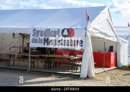 Le Plessis Pate, Frankreich. September 2023. Die Stände werden für das jährliche Festival „Fete de l’Humanite“ vorbereitet, das am 10. September 2022 von der französischen kommunistischen Zeitung L’Humanite in Le Plessis-Pate im Süden von Paris organisiert wird. Foto: Pierrick Villette/ABACAPRESS.COM Abaca Press/Alamy Live News Stockfoto