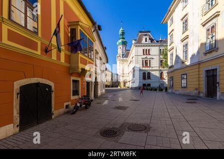 Fo ter (Hauptplatz) von UJ utca aus gesehen. Feuerwehrturm und Rathaus, Sopron, Ungarn Stockfoto