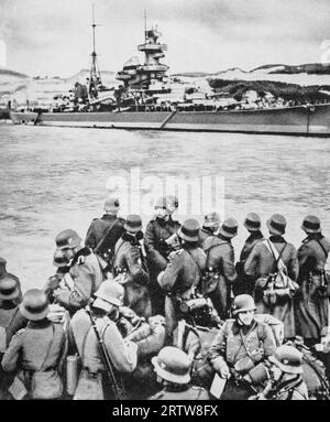 Deutsche Truppen, die im April 1940 während der Invasion des Landes von einem deutschen schweren Kreuzer der Hipper-Klasse im norwegischen Hafen von Trondheim ausschifften. Stockfoto