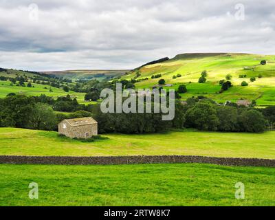 Eine Scheune in Upper Nidderdale mit Lofthouse Moor jenseits von Nidderdale AONB North Yorkshire England Stockfoto