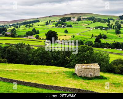 Eine Scheune in Upper Nidderdale mit Lofthouse Moor jenseits von Nidderdale AONB North Yorkshire England Stockfoto