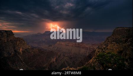 Blitzeinschläge von einem Gewitter am Grand Canyon in der Dämmerung. Stockfoto