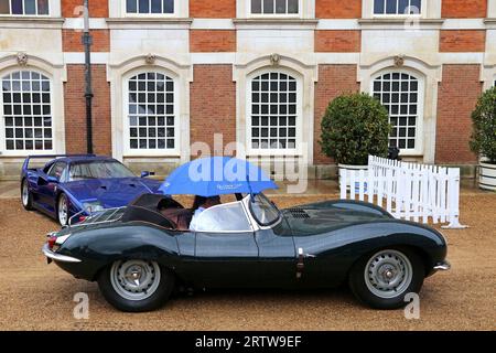 Jaguar XKSS (1956) (Jahrzehnte Gewinner: 1950er), Concours of Elegance 2023, Hampton Court Palace, London, Großbritannien, Europa Stockfoto