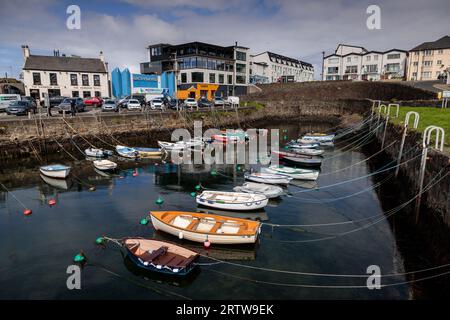 Boote legen im Hafen von Portrush, County Antrim, Nordirland, an Stockfoto