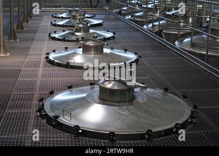 Obere Abdeckung der Weinfässer aus Edelstahl in der Weinkellerei Stockfoto