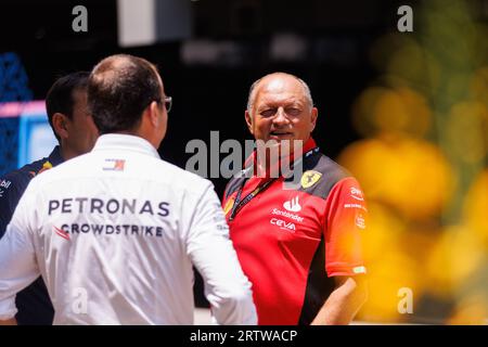 Singapur, Singapur. September 2023. Ferrari-Teamchef Frederic Vasseur (R) im Fahrerlager vor dem F1 Grand Prix von Singapur auf dem Marina Bay Street Circuit. Quelle: SOPA Images Limited/Alamy Live News Stockfoto