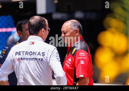 Singapur, Singapur. September 2023. Ferrari-Teamchef Frederic Vasseur (R) im Fahrerlager vor dem F1 Grand Prix von Singapur auf dem Marina Bay Street Circuit. (Foto: George Hitchens/SOPA Images/SIPA USA) Credit: SIPA USA/Alamy Live News Stockfoto