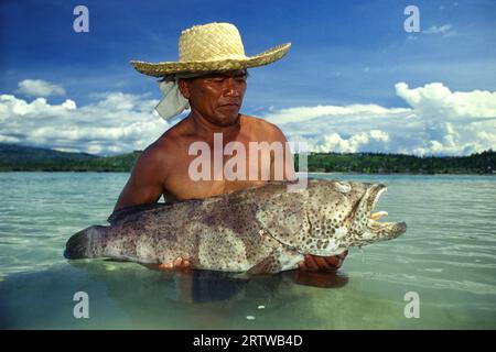 Großer Fang - stolzer Fischer Stockfoto