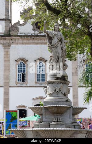 Wunderschöner Blick auf die Statue und das historische Gebäude der Bonfim Church Stockfoto