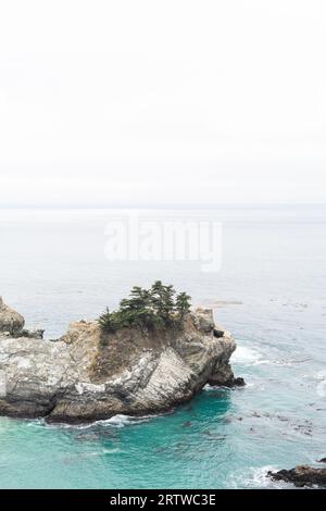 Eine Felseninsel bei McWay Falls in Big Sur, Kalifornien Stockfoto