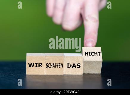 Holzwürfel bilden den deutschen Ausdruck "wir schaffen das nicht" (wir können das nicht). Ein politischer Slogan, der in Deutschland während der Migrationskrise verwendet wurde. Stockfoto