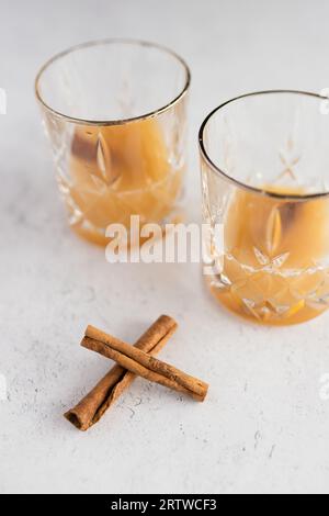 Zwei Whiskey-Apfelwein-Getränke und Zimtstangen Stockfoto