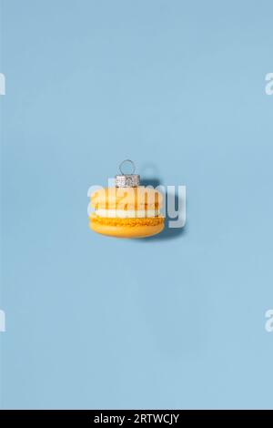 weihnachtsmakronen-Kugeln. Kreatives Neujahrskonzept Stockfoto