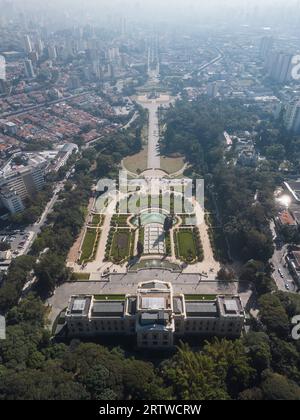 Wunderschöner Blick auf den öffentlichen Park und die Gärten des Ipiranga Palace Stockfoto