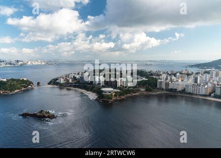 Wunderschöner Blick auf die Stadt, das Meer und das moderne Architekturmuseum Stockfoto