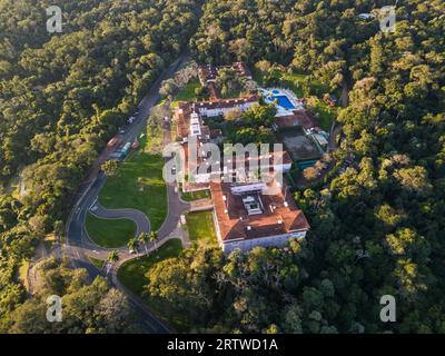 Wunderschöner Blick aus der Luft auf das Hotelgebäude im grünen Regenwald Stockfoto