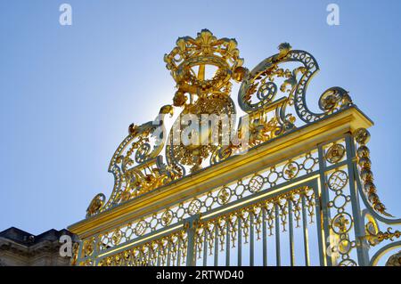 Das wunderschöne Goldene Tor vor dem Schloss von Versailles, unter einem klaren blauen Himmel. Versailles, Frankreich. Stockfoto