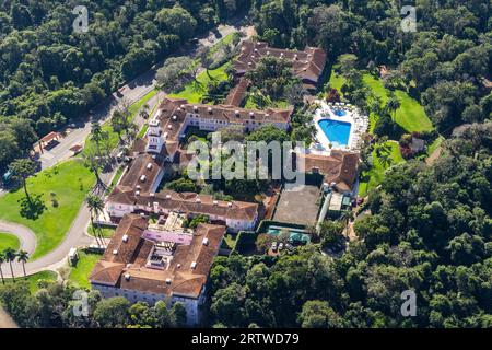 Wunderschöner Blick aus der Luft auf das Cataratas Hotel und den grünen Regenwald Stockfoto