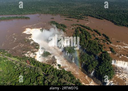 Wunderschöner Blick aus der Luft auf die Iguassu-Fälle und den Regenwald vom Hubschrauber aus Stockfoto