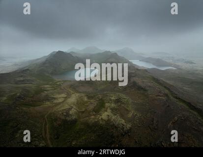 Blick auf den See, umgeben von felsigen Bergen bei Tageslicht Stockfoto